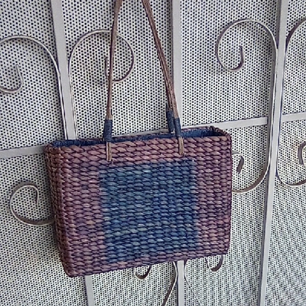 Sun And Sand Woven Basket Hand Bag With Bonus Cosmetic Case.